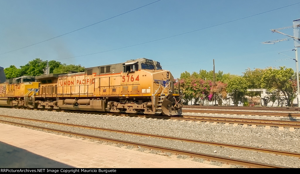 UP AC44CWCTE leading a train